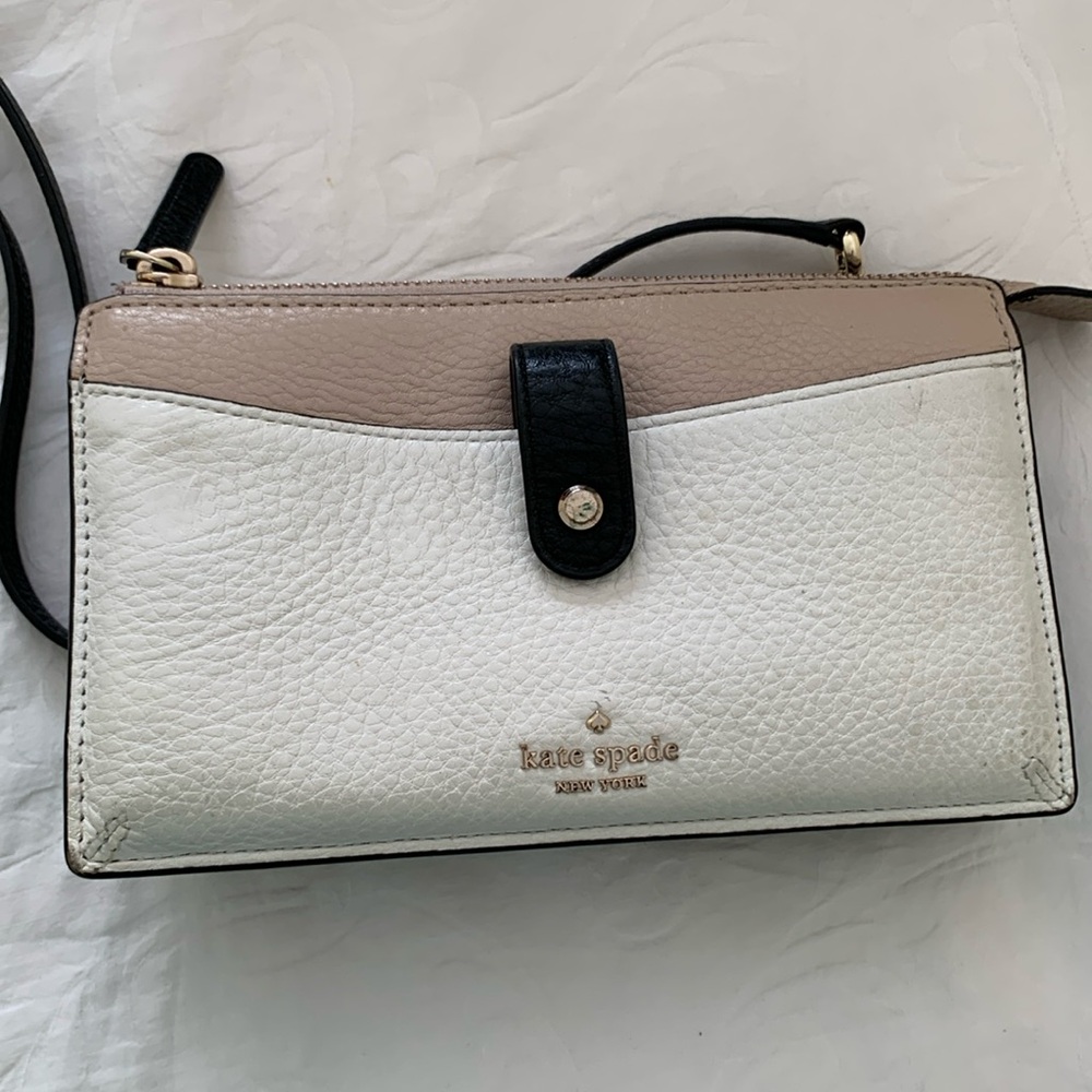Kate Spade  ♠️ crossbody zip . Some wear .